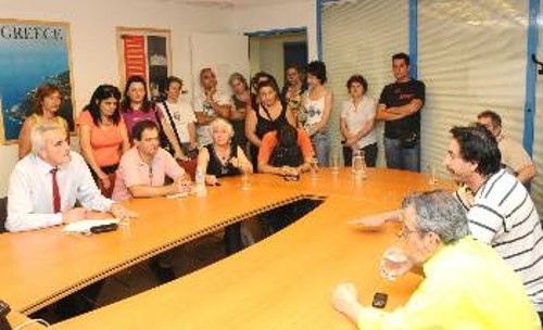 Η σημερινή τουριστική ανάπτυξη ζημιώνει διπλά τους εργαζόμενους, κατήγγειλαν οι συνδικαλιστές (φωτ. από τη συνάντηση με τον γγ Τουρισμού)