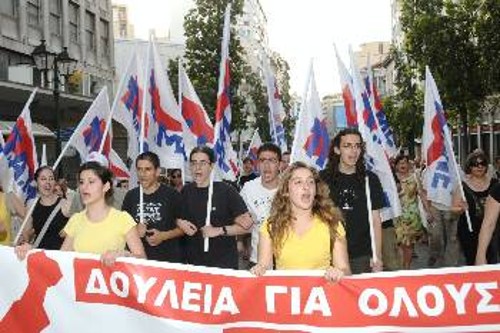 Η απόκρουση της αντεργατικής επίθεσης απαιτεί την ενίσχυση του ΠΑΜΕ (φωτ. από παλιότερη κινητοποίηση)