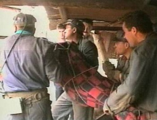 Ανθρακωρύχοι μεταφέρουν τον καμένο συνάδελφό τους