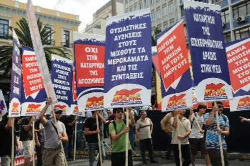 Στα σχέδια του κεφαλαίου, των κομμάτων και των εργατοπατέρων που υπηρετούν τη στρατηγική του, οι εργαζόμενοι καλούνται να αντιτάξουν αιτήματα που βοηθούν στην απόκρουση των συνεπειών της κρίσης και απαντούν στις σύγχρονες ανάγκες τους