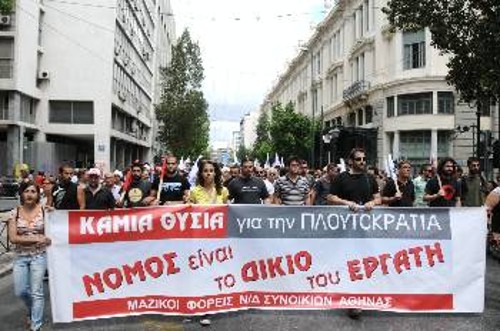 Στιγμιότυπο από την απεργιακή συγκέντρωση της Αθήνας