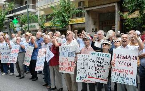 Οι συνέπειες της πολιτικής ΕΕ - ΠΑΣΟΚ - ΝΔ θα γίνονται όλο και πιο οδυνηρές για το λαό (φωτ. από κινητοποίηση συνταξιουχικών οργανώσεων)