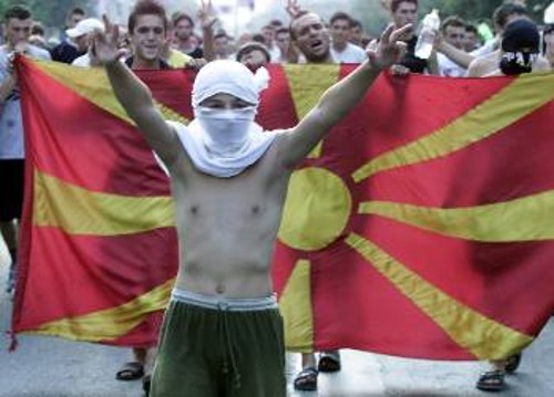 Οι ευρωατλαντικοί σύμμαχοι της ελληνικής κυβέρνησης υποδαυλίζουν τις εθνικιστικές κραυγές στην ΠΓΔΜ οξύνοντας τις αντιθέσεις με την Ελλάδα (Φωτό από πρόσφατη εθνικιστική διαδήλωση κατά της Ελλάδας)