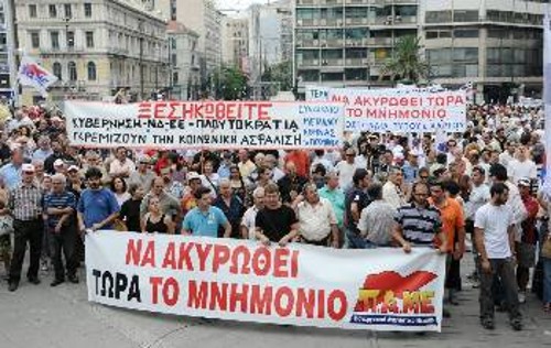 Για να ηττηθεί η στρατηγική του μνημονίου, ο λαός πρέπει να απεγκλωβιστεί εξίσου από το ΠΑΣΟΚ και τη ΝΔ. Να οργανώσει την πάλη για την ανατροπή της πολιτικής τους