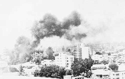 Η Λευκωσία στις φλόγες από τις βόμβες των τουρκικών αεροσκαφών στις 14 του Αυγούστου 1974