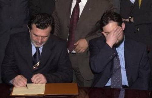 «Εύγλωττο» στιγμιότυπο από την υπογραφή της συμφωνίας. Ο Αρμπέν Τζαφέρι, αρχηγός του «Δημοκρατικού Κόμματος Αλβανών» σπεύδει να υπογράψει τη συμφωνία, ενώ ο πρωθυπουργός Λιούπτσο Γκεοργκιέφσκι «τρίβει» τα μάτια του με μάλλον προφανή κούραση και δυσαρέσκεια...