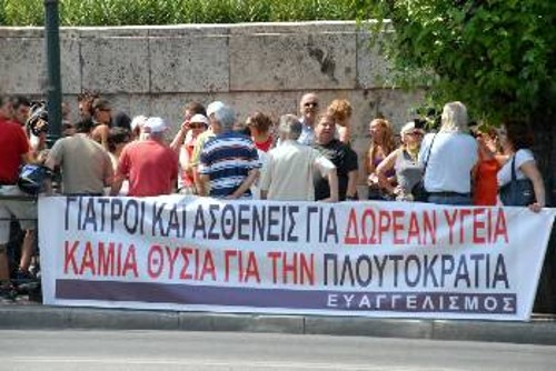 Η ψήφος στη ΔΗΠΑΚ υπηρετεί τις ανάγκες και των γιατρών και συνολικά του λαού, γιατί είναι ψήφος κατά της επιχειρηματικής δράσης στην Υγεία (φωτ. από παλιότερη κινητοποίηση)
