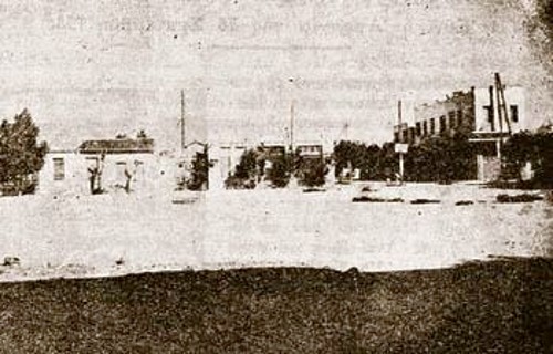 Η πλατεία της Οσίας Ξένης όπως ήταν το 1945 (από την έκδοση της ΕΠΟΝ Πειραιά -Ιούλης 1945 -«Σπάμε την άτιμη την αλυσσίδα»)