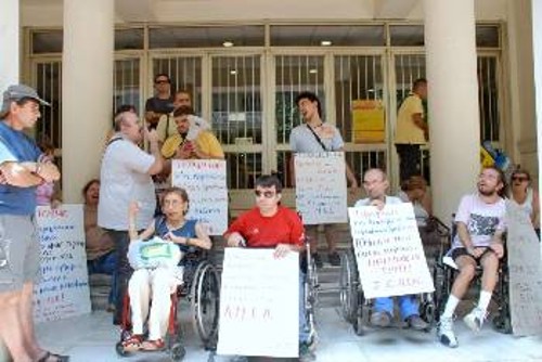 Να σταματήσουν οι γονείς να πληρώνουν για τις ανάγκες εκπαίδευσης και αποκατάστασης ζήτησαν χτες οι συγκεντρωμένοι στο υπουργείο Υγείας