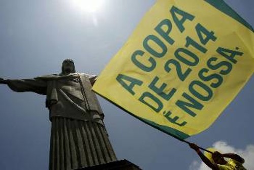 Πίσω από τα πανηγύρια των ποδοσφαιρόφιλων Βραζιλιάνων για τη διοργάνωση του 2014 οι πολυεθνικές ακονίζουν ήδη τα ...πιρούνια τους