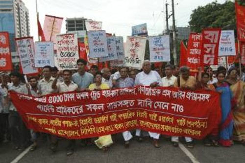 Χιλιάδες εργαζόμενοι συμμετέχουν στις συνεχείς διαδηλώσεις, διεκδικώντας τον πλούτο που παράγουν για τα πολυεθνικά μονοπώλια