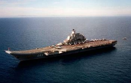 Αεροπλανοφόρο («Ναύαρχος Κουζντεσόφ») του ρωσικού Στόλου της Βόρειας Θάλασσας. Η ρωσική ηγεσία επενδύει πολλά στην ισχυροποίησή του