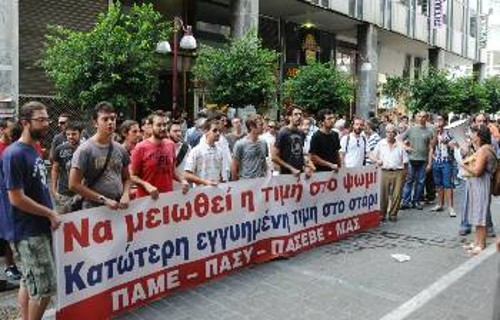 Από την κοινή παράσταση διαμαρτυρίας ΠΑΜΕ - ΠΑΣΥ - ΠΑΣΕΒΕ - ΜΑΣ στο υπουργείο Οικονομικών, τον Αύγουστο