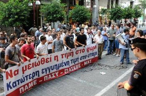 Στιγμιότυπο από την παρέμβαση που έκαναν ΠΑΜΕ - ΠΑΣΕΒΕ και ΜΑΣ τον Αύγουστο, ενάντια στην αύξηση της τιμής του ψωμιού