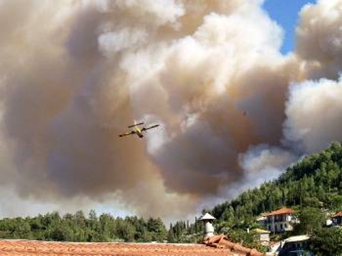 Στιγμιότυπο από παλαιότερη πυρκαγιά το 2010 στη Λευκάδα