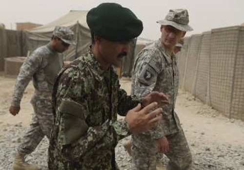 Αμερικανοί κατοχικοί με στρατιωτικό του δωσιλογικού αφγανικού στρατού, σε κοινή επιχείρηση