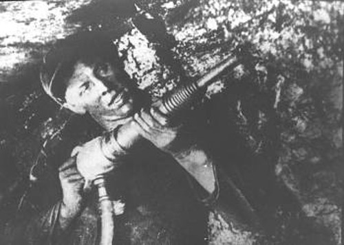 Ο Αλεξέι Γκριγκόριεβιτς Σταχάνοφ κατά τη διάρκεια εργασίας στο ορυχείο