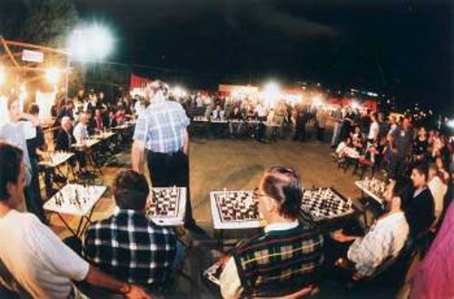 Αγώνας «σιμουλτανέ» σε παλαιότερο Φεστιβάλ της ΚΝΕ με τον ΟΜ Σπύρο Ιλαντζή