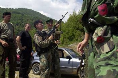 Αλβανοί αυτονομιστές πυροβολούν στον αέρα στο Τέτοβο