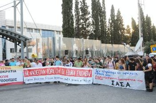Οπως συναντιούνται στις κινητοποιήσεις (φωτό από τη συγκέντρωση στο υπουργείο Παιδείας στις 7 Σεπτέμβρη) έτσι να συναντηθούν στον αγώνα μέσα σε κάθε σχολείο οι εκπαιδευτικοί, οι γονείς, οι μαθητές