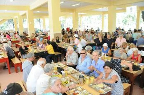 Στις κατασκηνώσεις που φιλοξενούνται ηλικιωμένοι, έκανε περιοδεία ο Νίκος Σοφιανός