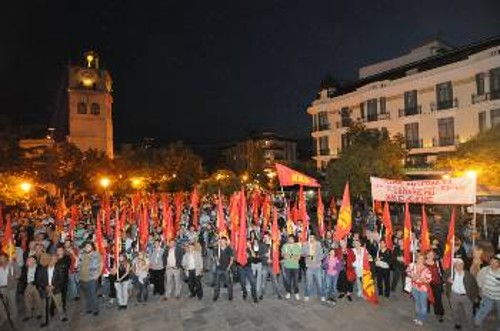 Από τη χτεσινή συγκέντρωση του ΚΚΕ στην κεντρική πλατεία της Κοζάνης
