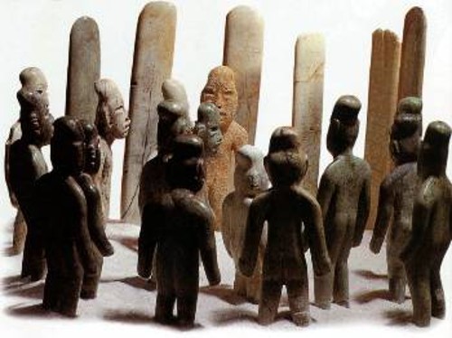 Ομάδα αγαλματιδίων που βρέθηκε σε επιτύμβια κρύπτη. Δεκαπέντε «φιγούρες» στρέφονται σκόπιμα σε μια. Πιθανά αναπαριστά συμβούλιο κάποιας φυλής ή κάποια τελετή μύησης