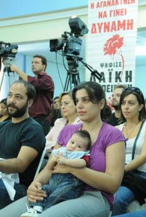 Ο συνδυασμός της εργασίας και της μητρότητας χωρίς αντιφάσεις προϋποθέτει άλλη οργάνωση της παραγωγής και της οικονομίας, που να μη βασίζεται στο κέρδος, αλλά στην πλήρη κάλυψη των λαϊκών αναγκών