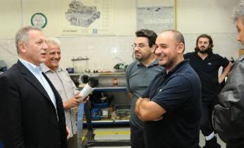 Ο Θανάσης Παφίλης συζητά με εργαζόμενους της ΕΘΕΛ, στα πλαίσια περιοδείας του στις εγκαταστάσεις του Ρέντη