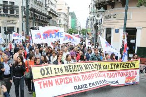 Στιγμιότυπο από περσινή κινητοποίηση ενάντια στα πρώτα μέτρα περικοπής μισθών και συντάξεων