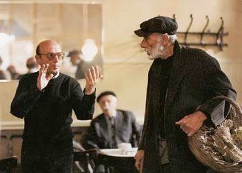 Ο Θ. Αγγελόπουλος καθοδηγεί τον Μάνο Κατράκη στα γυρίσματα της ταινίας «Ταξίδι στα Κύθηρα»