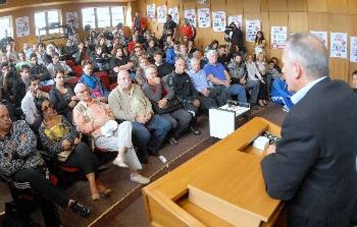 Στιγμιότυπο από εκδήλωση της «Λαϊκής Συσπείρωσης» που έγινε στα ΤΕΦΑΑ Αθηνών με επίκεντρο τα προβλήματα του ιδρύματος και γενικότερα του αθλητισμού