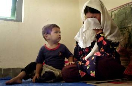 Το ένα παιδάκι της «γλίστρησε» στη θάλασσα, το άλλο την παρατηρεί με αγωνία...