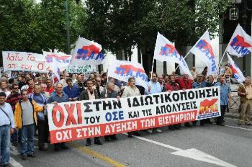 Η κυβέρνηση προσπαθεί να κρύψει ότι ξεπουλά τη δημόσια περιουσία, όπως οι σιδηρόδρομοι (φωτ. από την προχτεσινή απεργία στον ΟΣΕ)