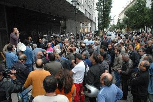 «Είναι άθλιο να μας πετούν στην ανεργία και από πάνω να δεχόμαστε κι επίθεση...» κατήγγειλαν οι εργάτες