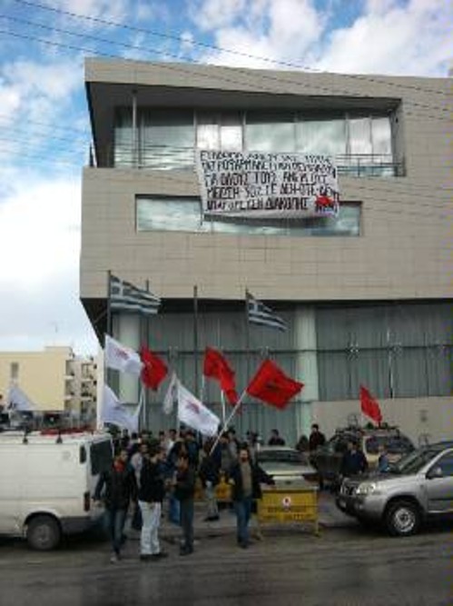 Το πανό που απλώθηκε στην πρόσοψη της Περιφέρειας, στην Πάτρα