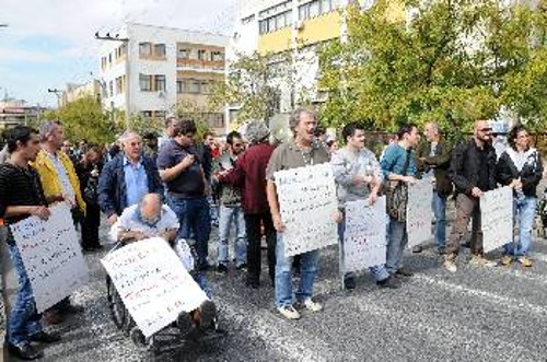 Από τη χτεσινή κινητοποίηση - συμβολικό αποκλεισμό της λεωφόρου Γαλατσίου από τους καταρτιζόμενους του ΚΕΚ ΑμΕΑ