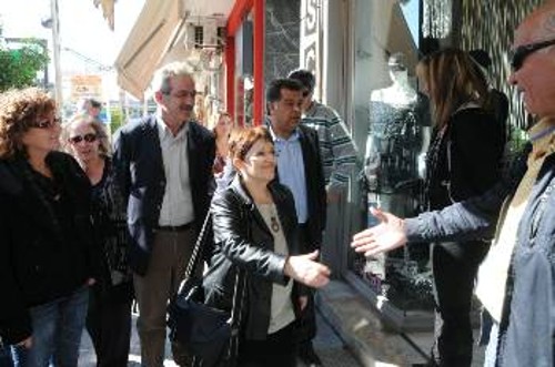 Από την περιοδεία στα μαγαζιά της Νεάπολης, με τον Στέλιο Μπενετάτο, υποψήφιο δήμαρχο Νίκαιας, και τον Γιάννη Μανουσογιαννάκη, υποψήφιο αντιπεριφερειάρχη Πειραιά με τη «Λαϊκή Συσπείρωση»
