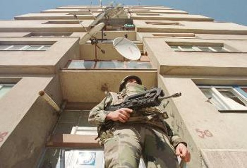 Γάλλος ΝΑΤΟικός φρουρός στο σημείο που φτιάχτηκε ο ΝΑΤΟικός «πεζόδρομος»
