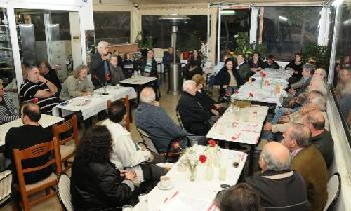 Καθημερινές οι συζητήσεις των υποψηφίων της «Λαϊκής Συσπείρωσης» στις γειτονιές. Η φωτογραφία από την προχτεσινή συζήτηση με το Νίκο Σοφιανό στα Σεπόλια