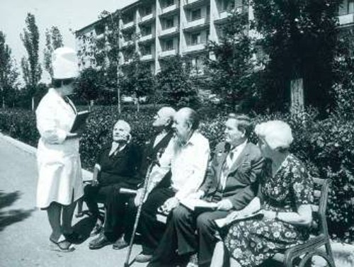 Οι άνθρωποι της τρίτης ηλικίας, απολάμβαναν στην ΕΣΣΔ την απαραίτητη φροντίδα για την υγεία και τις συνθήκες διαβίωσης μιας αξιοπρεπούς ζωής (φωτ. από συζήτηση της προϊσταμένης με τρόφιμους του γηροκομείου της πόλης Ντονεέτς)