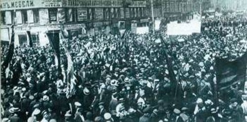 Η ιστορική διαδήλωση της 4ης Ιούλη 1917 στην Πετρούπολη, που συγκλόνισε με τον όγκο της την πρωτεύουσα. «Κάτι παραπάνω από διαδήλωση και λιγότερο από επανάσταση», τη χαρακτήρισε ο Λένιν