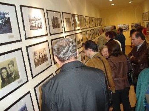 Με ιδιαίτερο ενδιαφέρον οι επισκέπτες παρατηρούν τις φωτογραφίες