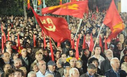 Οι προειδοποιήσεις και οι θέσεις του ΚΚΕ για τα αντιλαϊκά σχέδια κυβέρνησης - ΕΕ - πλουτοκρατίας και των κομμάτων της επιβεβαιώνονται (από συλλαλητήριο του Κόμματος στο Σύνταγμα στις 15/11/2010)