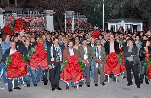 Αντιπροσωπείεςτου ΠΑΜΕ, του ΜΑΣ, του ΣΑΣΑ, της ΠΑΣΕΒΕ, της ΠΑΣΥ και της ΟΓΕ με πλήθος εκπροσώπων σωματείων κατέθεσαν στεφάνια χτες το απόγευμα στο Πολυτεχνείο