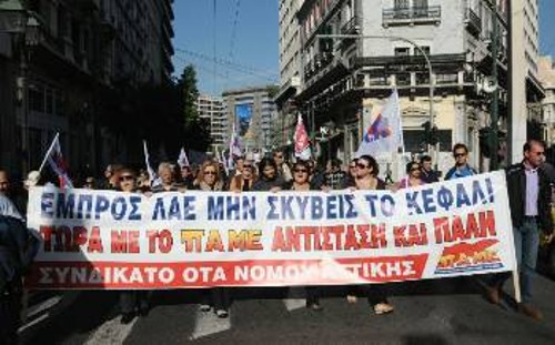 Στιγμιότυπο από τη συγκέντρωση των ταξικών δυνάμεων στην Αθήνα την περασμένη Παρασκευή