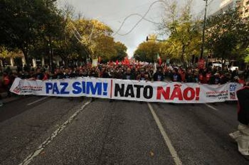 «Ναι στην Ειρήνη, Οχι στο ΝΑΤΟ» βροντοφώναξαν χιλιάδες λαού στη Λισαβόνα