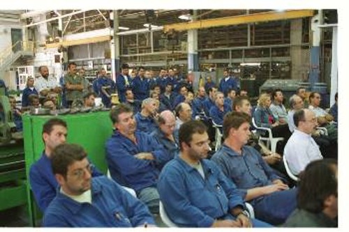 Οι εργαζόμενοι στα «Ελληνικά Πετρέλαια», ενώ παρακολουθούν την ομιλία της ΓΓ της ΚΕ του ΚΚΕ