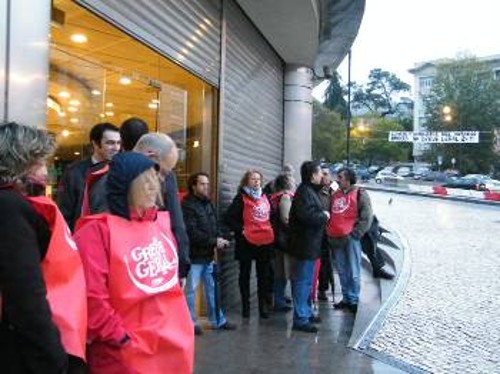Από τις απεργιακές φρουρές στην Πορτογαλία στις 25/11