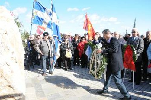 Από τις καταθέσεις στεφανιών στο μνημείο του Γοργοποτάμου